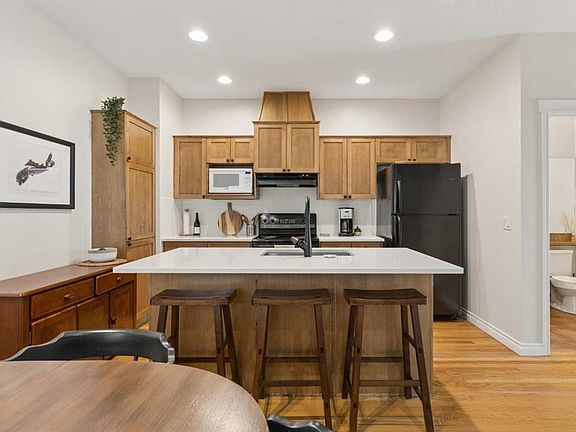 4th image of 423 N 13th Ave NE #2