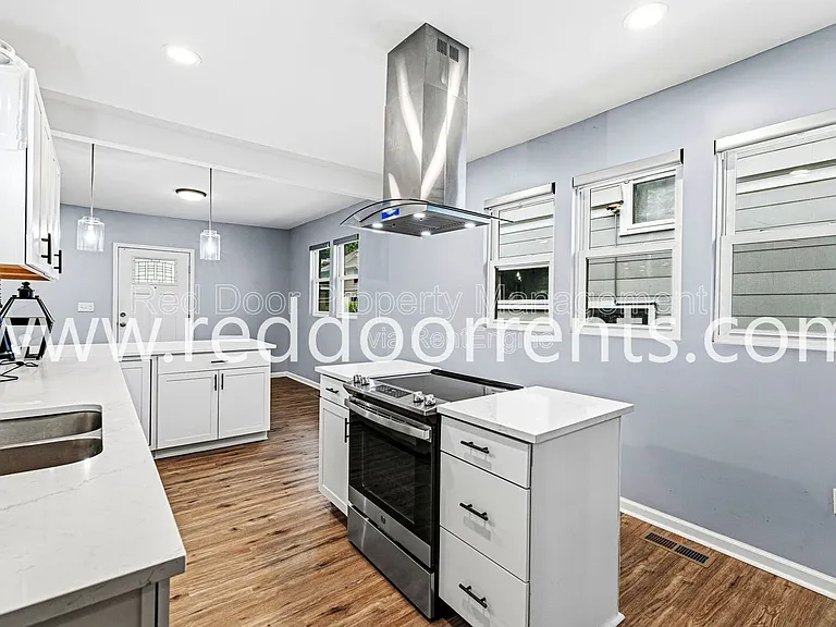 3146 Broadway St — Photo 7
