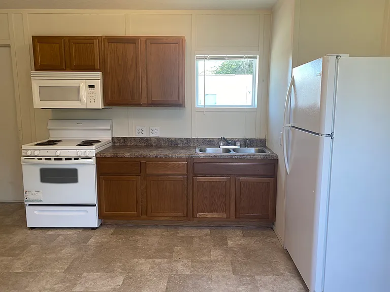 17020 Meridian Blvd — Photo 8