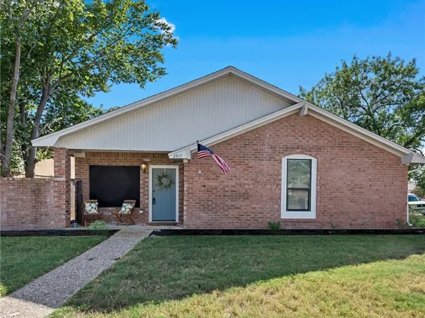 2917 Broadmoor Dr, Bryan, TX 77802