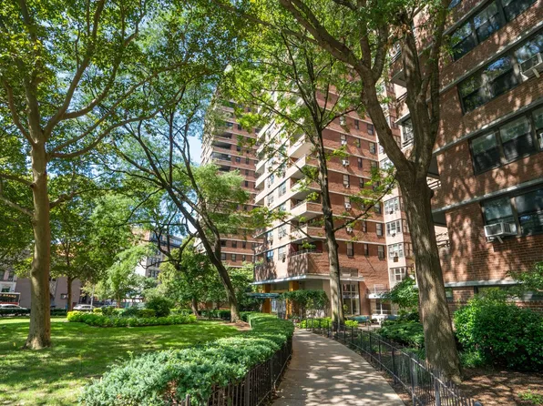 212 East Broadway G1403 image 2 of 3