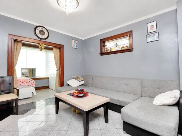 6018 Bleecker Street image 8 of 26