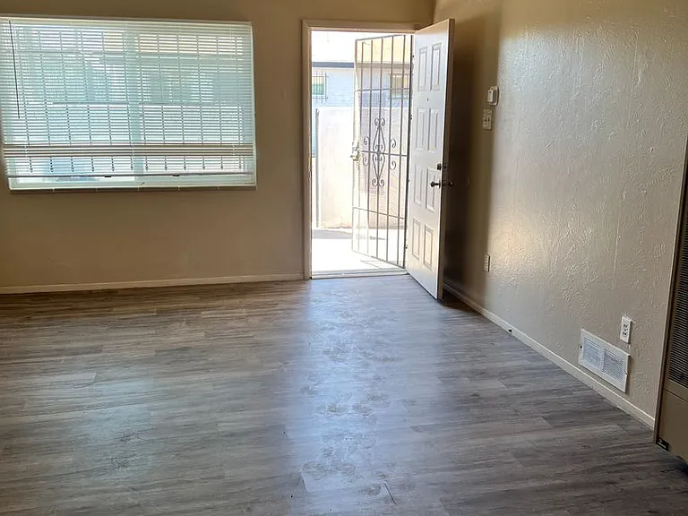 305 Charleston Dr. NE — Photo 8