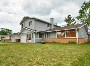 50 Ridgewood Rd, Elk Grove Village, IL 60007