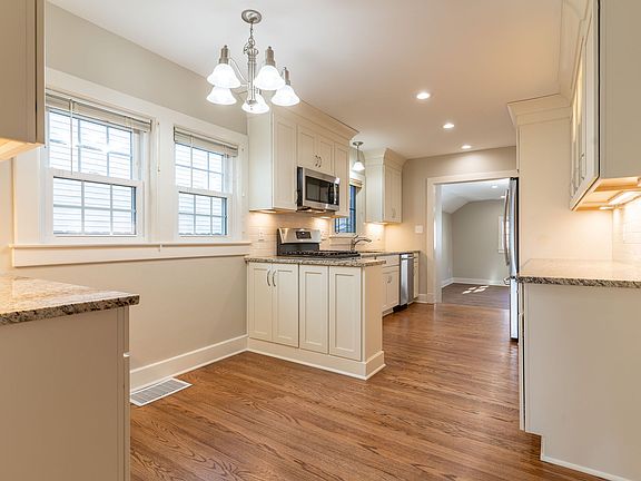 4th image of 2531 Clarendon Ave