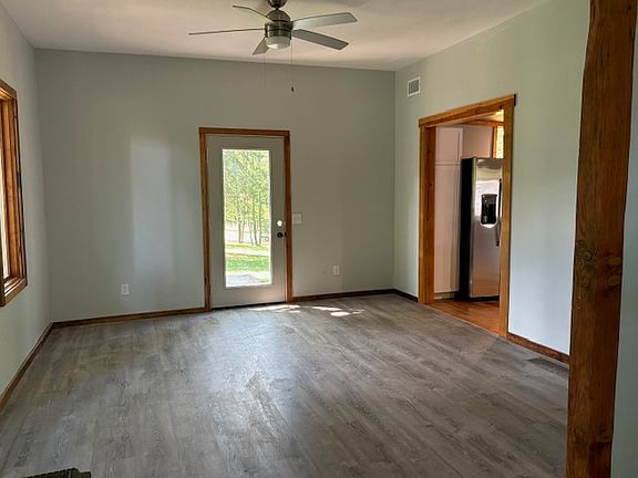 Livingroom, door exit to back yard