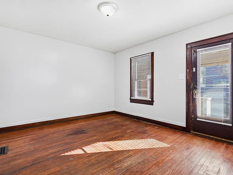 318 Jefferson Ave — Photo 9