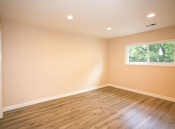 2nd image of 570 Oxford Ave APT C