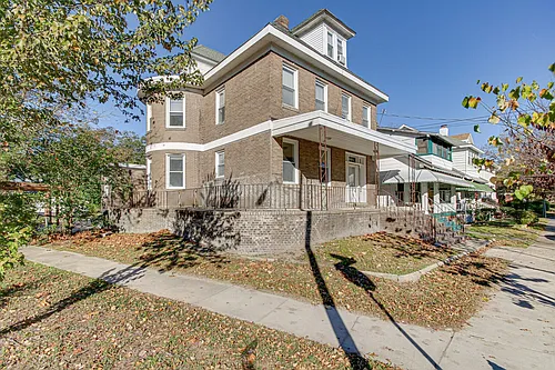 Newport Avenue 3901 Photo 1