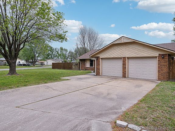 3rd image of 402 S Gray Pl