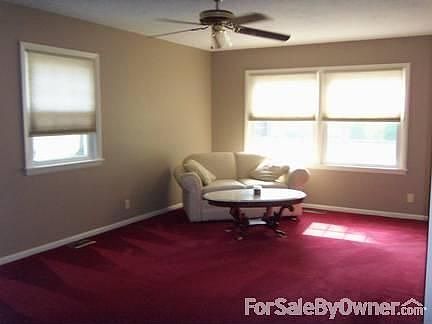 Living room
						:
						Carpets professionally cleaned and home recently painted.