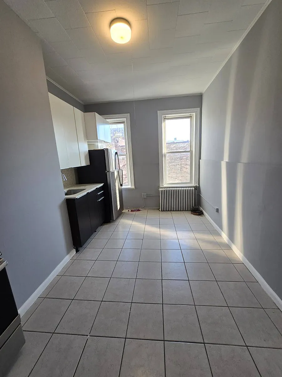 Photo 2 of 8 - 218 Bowers St #2 - Jersey City, NJ Building Photo - 218 Bowers St #2
