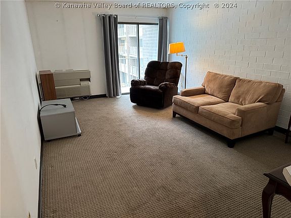 3rd image of 2106 Kanawha Blvd E APT 325