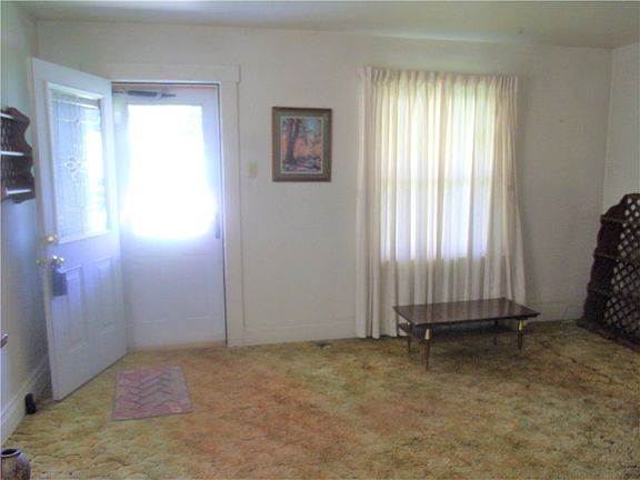4th image of 223 Stewart St