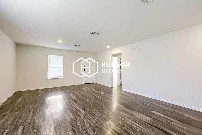 3 bed, 2.0 bath, 1090 sqft, $1,415 — Photo 3