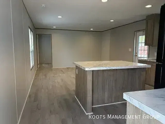 2710 W Oakridge Dr — Photo 2