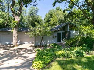 4414 Royal Oaks Dr, Davenport, IA