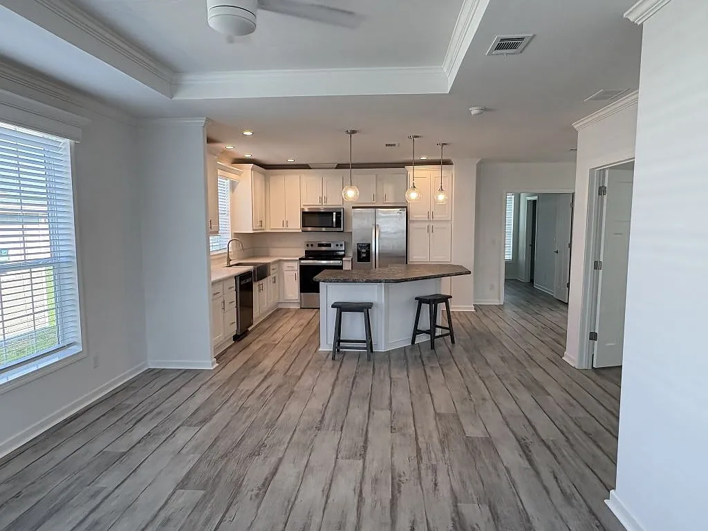 3 bed, 2.0 bath, 1356 sqft, $1,499 — Photo 2
