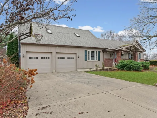 15742 Moody Rd, Oakland, IL 61943