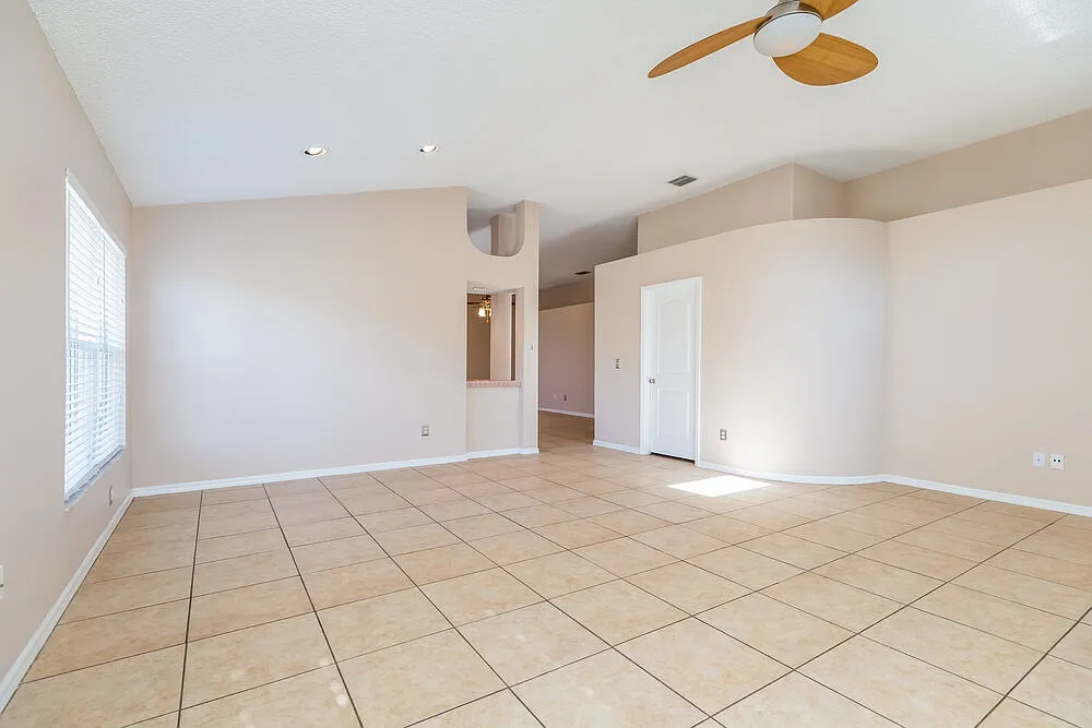 3 bed, 2.0 bath, 1676 sqft, $2,400 — Photo 3