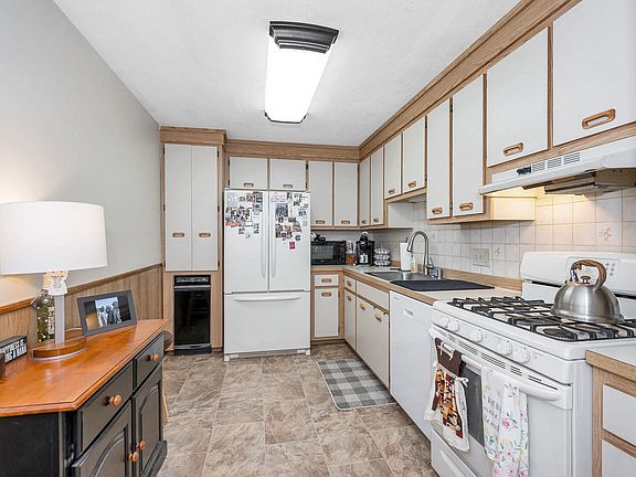 3rd image of 5 Blackstone Drive #17