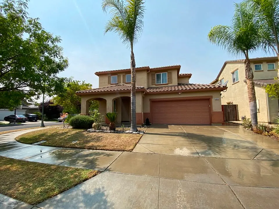 3 bed, 2.5 bath, 1757 sqft, $2,900 — Photo 2