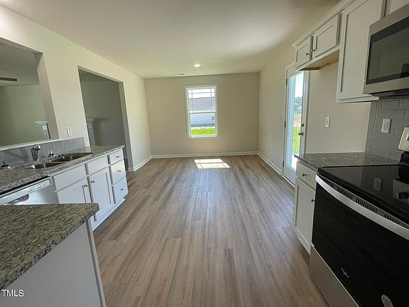 4th image of 253 Lotus Ave