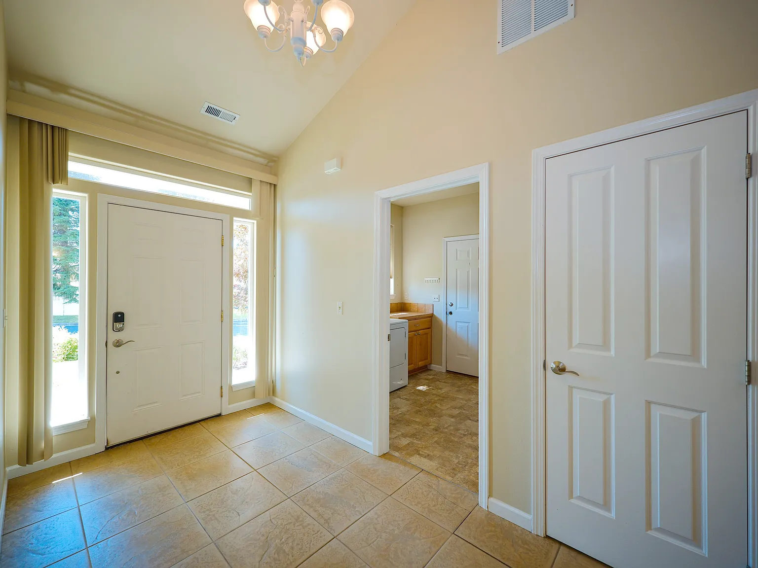 3 bed, 1255 sqft, $2,400 — Photo 2