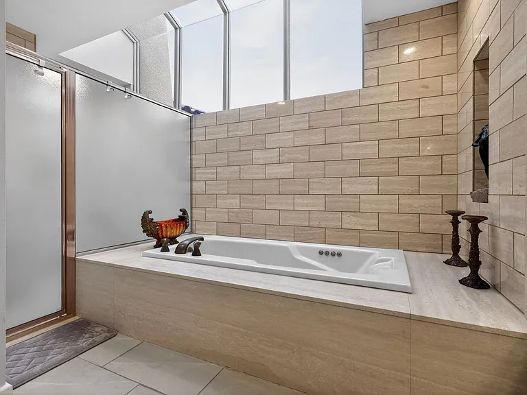 196 Kavenish Dr — Photo 16