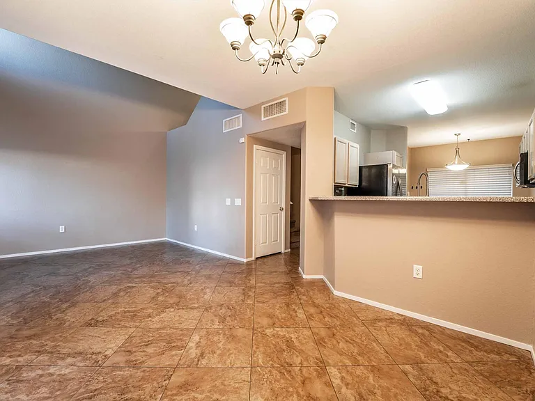 2000 Quartz Cliff St #104 — Photo 8