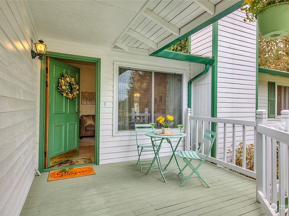 Covered front deck>