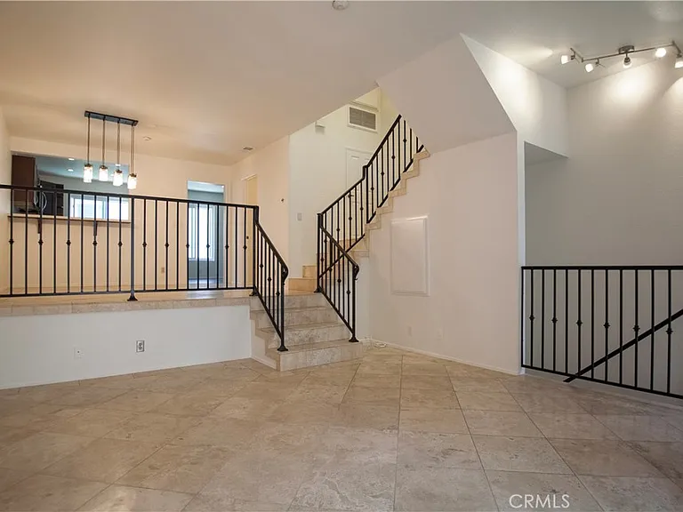 121-4 S Juanita Ave — Photo 6