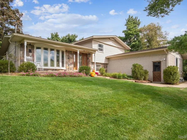 5249 Red Fox Dr, Brighton, MI 48114