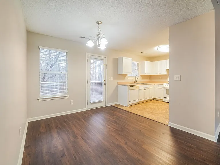 409 Robin Hill Ln — Photo 7