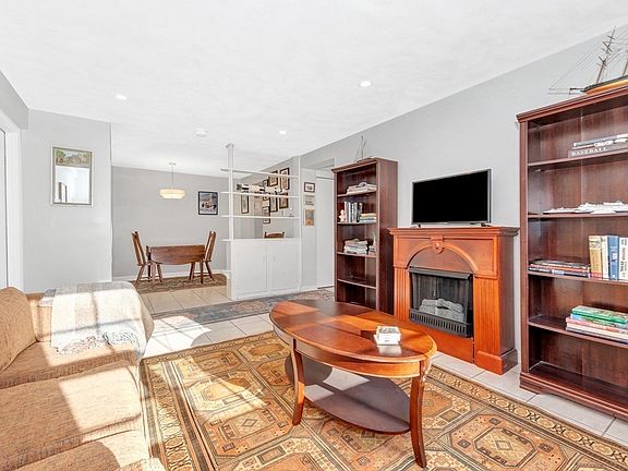 5th image of 7 Colonial Village Dr APT 2