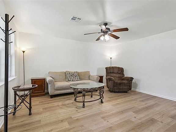 3rd image of 21136 Fern St