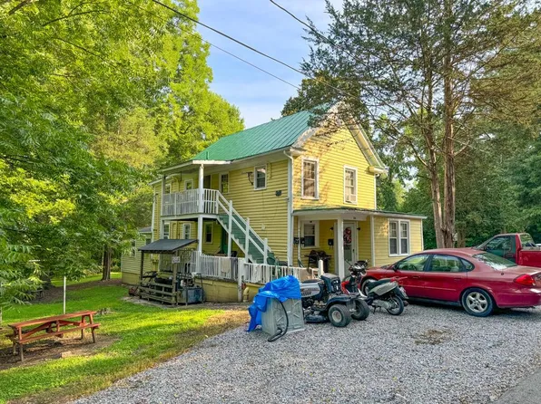 204 Tunstall Ave, Blackstone, VA 23824