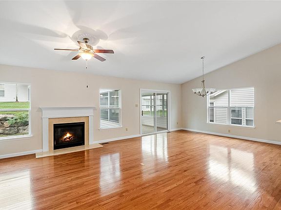 4th image of 23 Lindbergh Place Ct