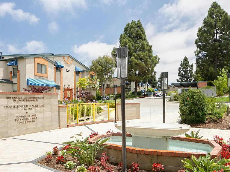 La Jolla Park East — Photo 12