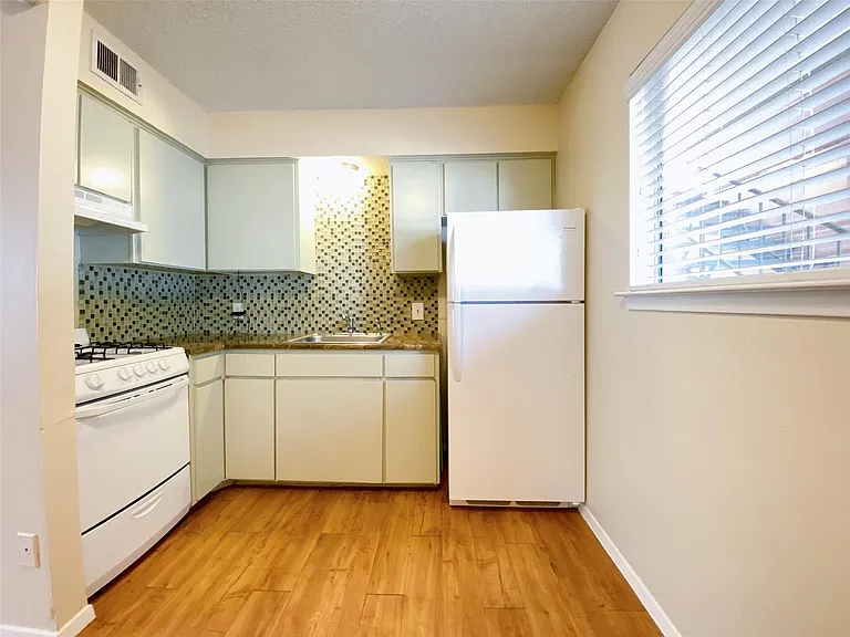 2800 Swisher St #116 — Photo 4