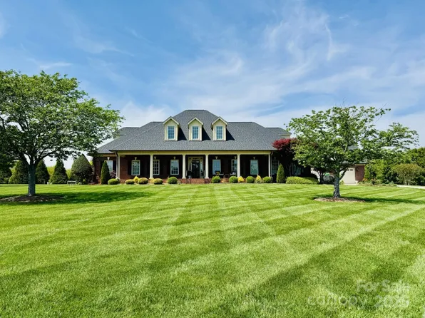 107 Cedar Lake Dr, Statesville, NC 28625
