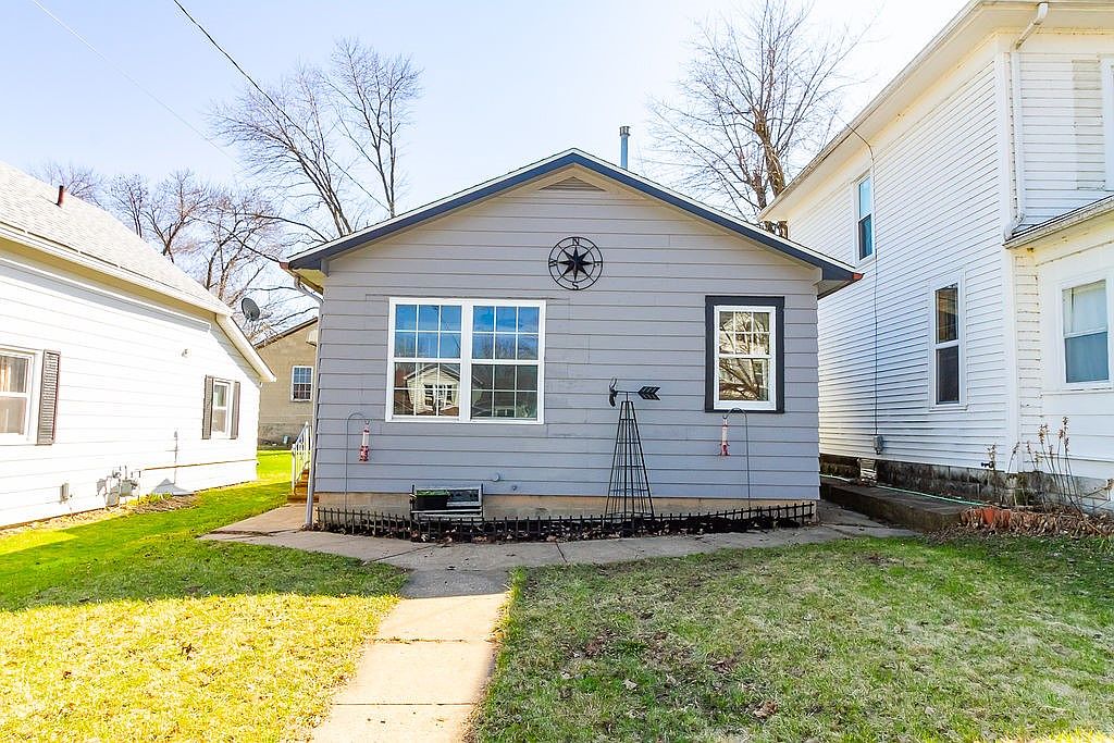 213 Market St, Coggon, IA 52218 Zillow