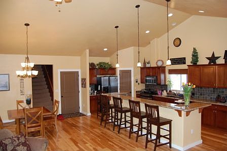 Breakfast Bar and Kitchen