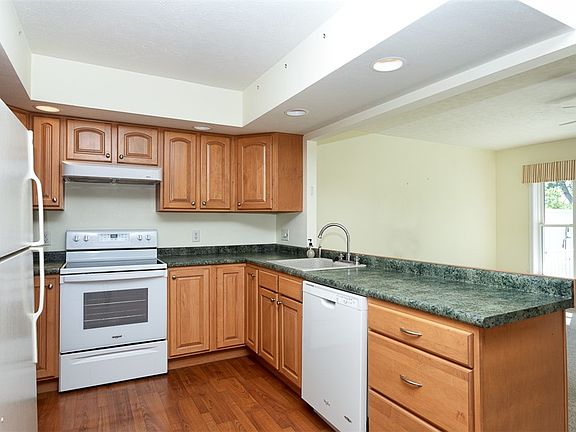 5th image of 12 Hawthorn Cir