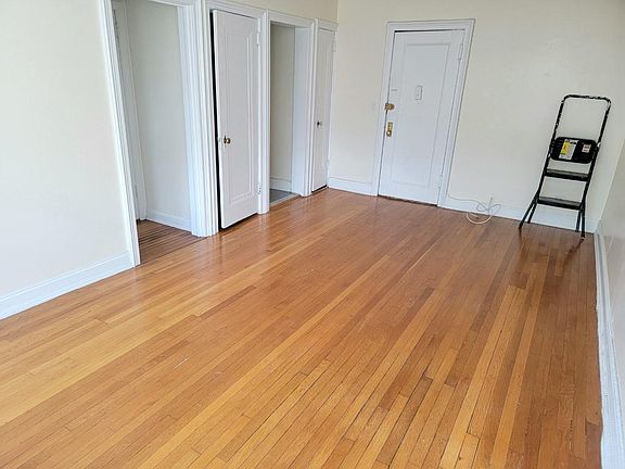 4th image of 32 Summit Ave #2