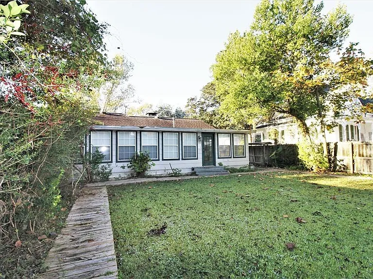 411 E Alabama St — Photo 5