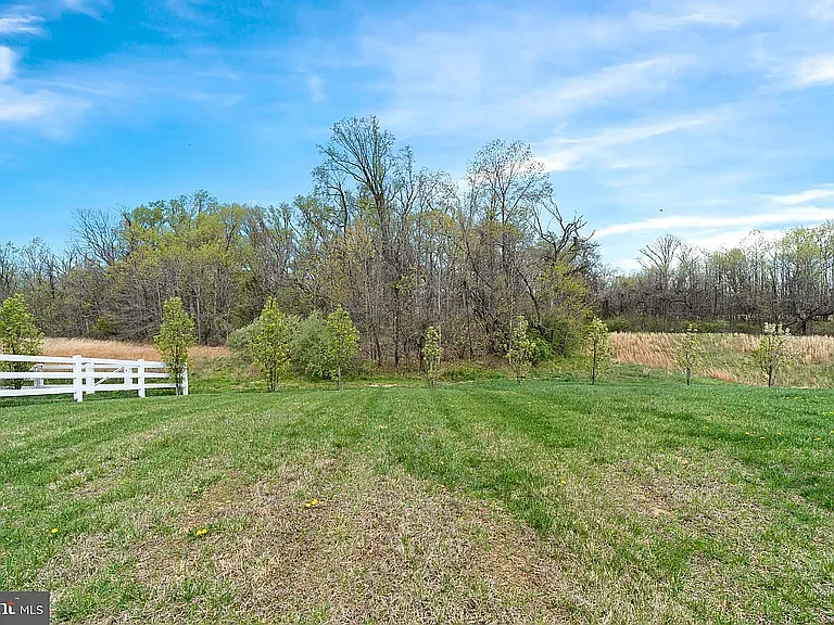 3 bed, 2.5 bath, 1225 sqft, $2,300 — Photo 4