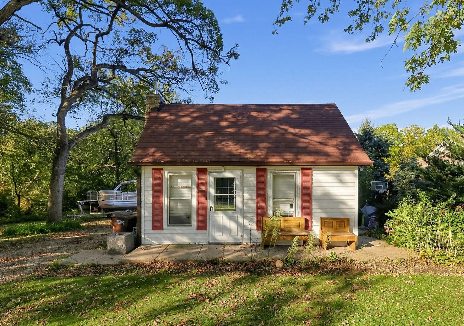 Charming 2BR House in Crystal Lake — Photo 2