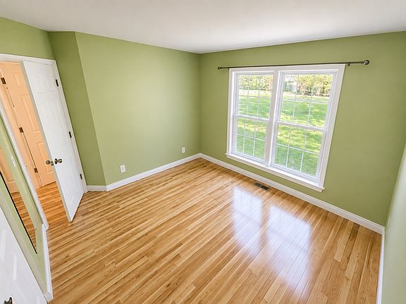 4th image of 199 Old Oak Ct W