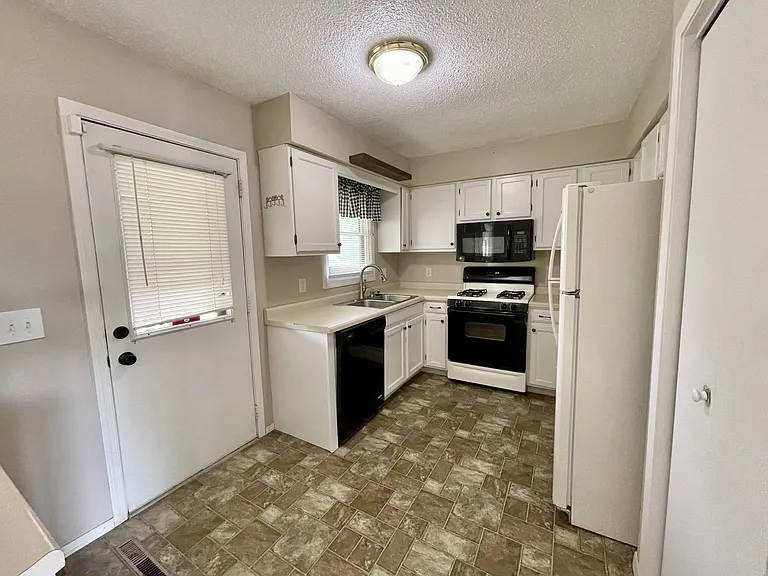 105 Colony Dr — Photo 18